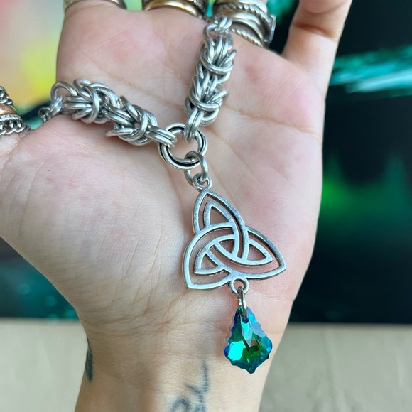 Handmade maille choker necklace celtic knot charm & green austrian crystal - Picture 7 of 16